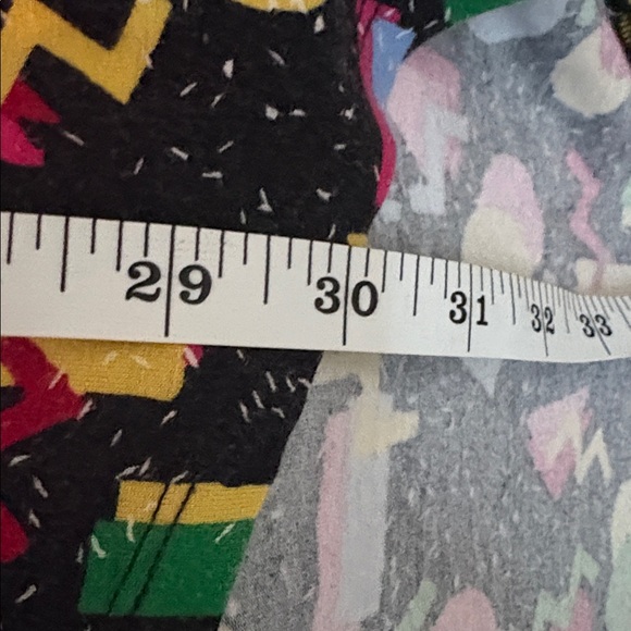 🌟 LULAROE: Patterned Tunic on Black Background/High Low- Size M   EUC - Picture 7 of 8